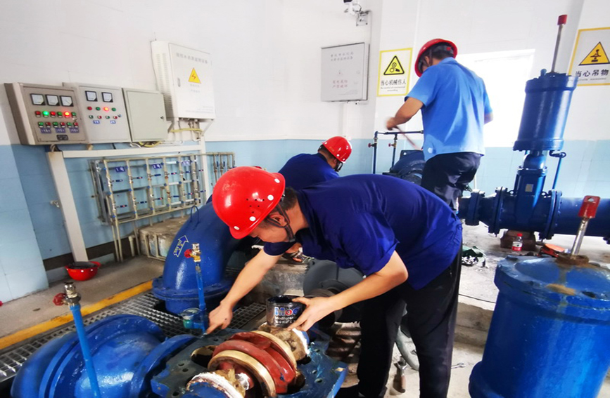 萬盛自來水公司東林水廠工作人員正利用機泵停運間隙進行維護保養