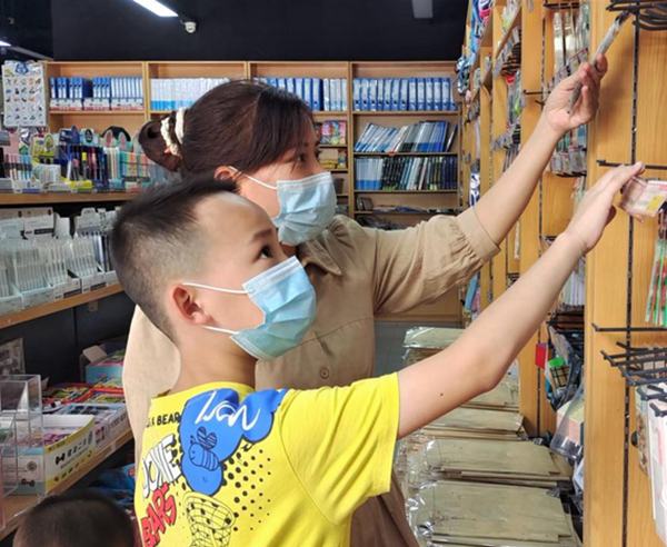 挑選文具。郭思云攝