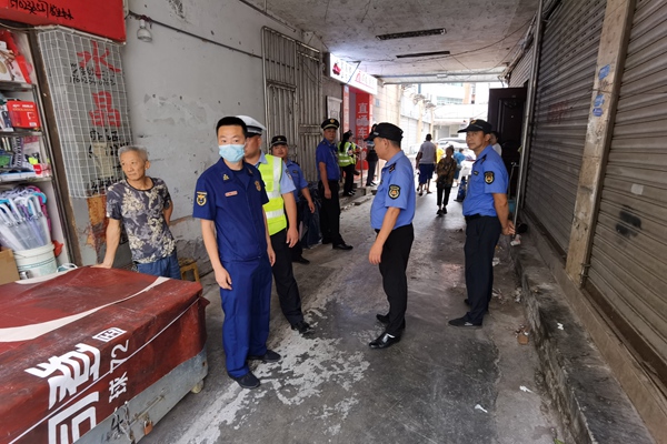 消防車通道專項整治行動現場。銅梁區消防救援支隊供圖