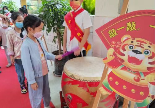 新同學敲立志鼓。銅梁區實驗二小供圖