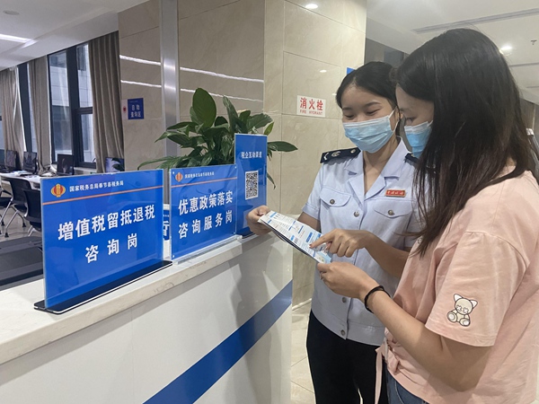 奉節縣稅務人員向納稅人介紹新的組合式稅費支持政策。雷睿攝