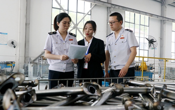 巫溪縣稅務局工作人員到企業輔導組合式稅費支持政策。趙靜攝