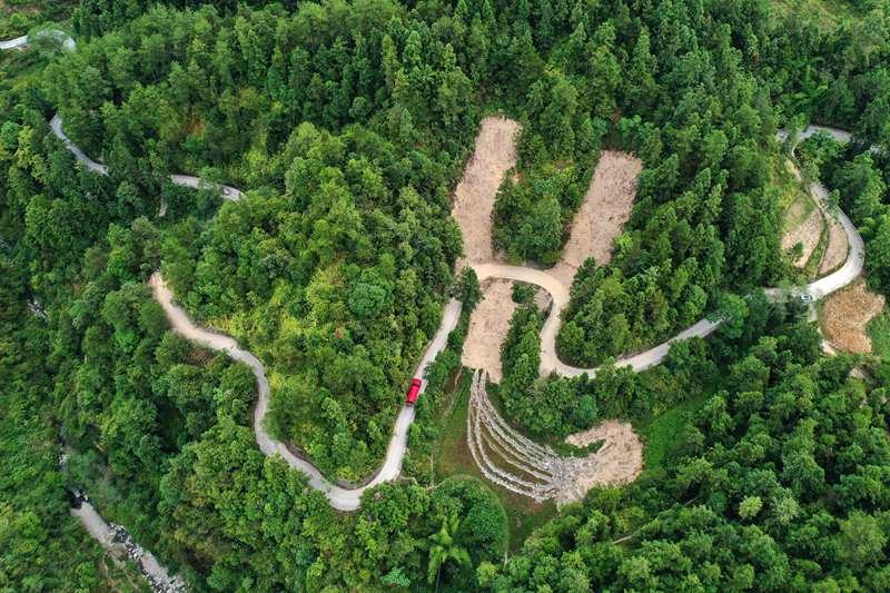 一輛抗旱保供水送水車行駛在山路上。楊敏攝