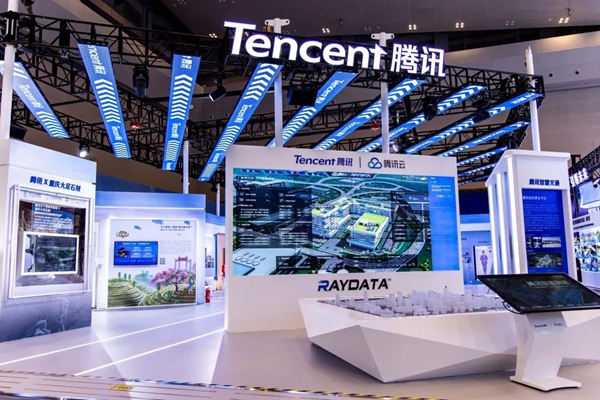 智博會騰訊展臺展示數字技術。騰訊供圖