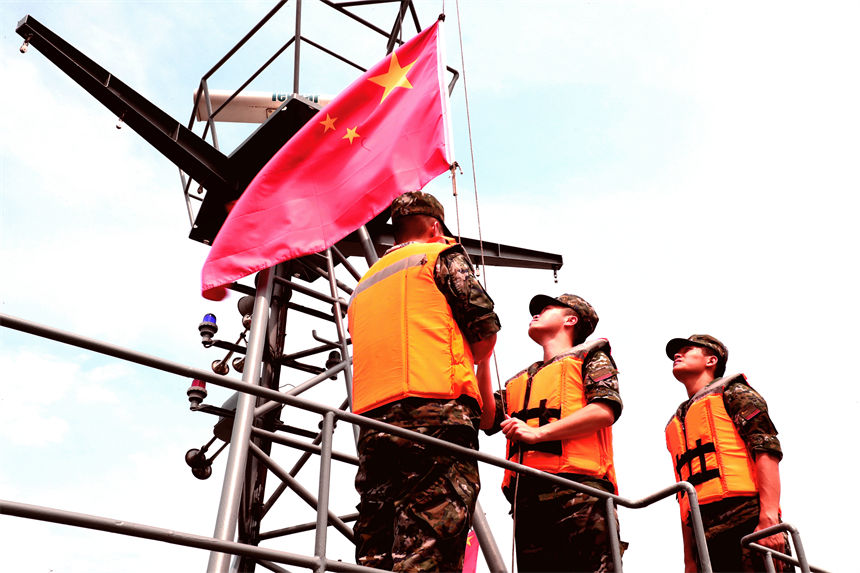 老兵們最后一次升國旗。錢云星攝