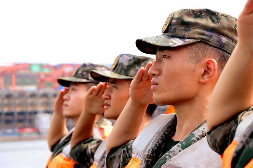 老兵向船艇敬禮告別。錢云星攝