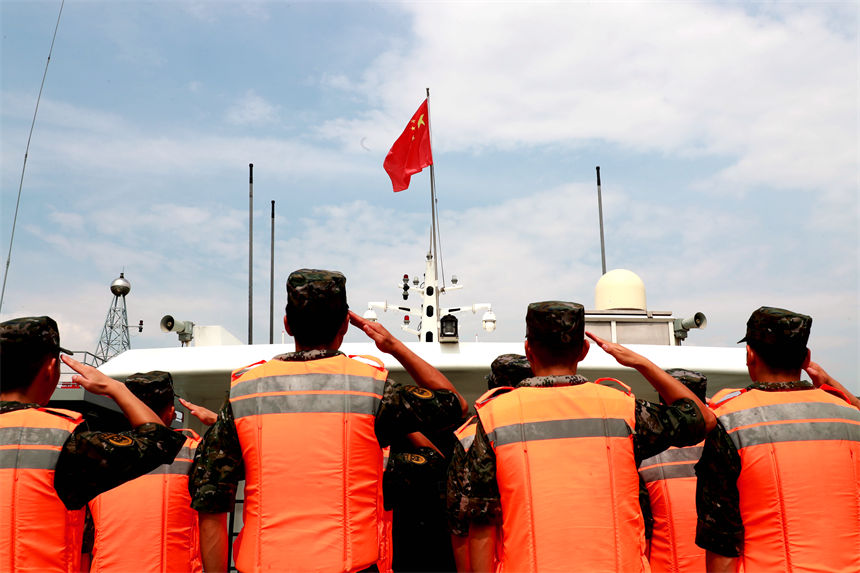 武警重慶總隊船艇支隊 老兵深情告別戰艦