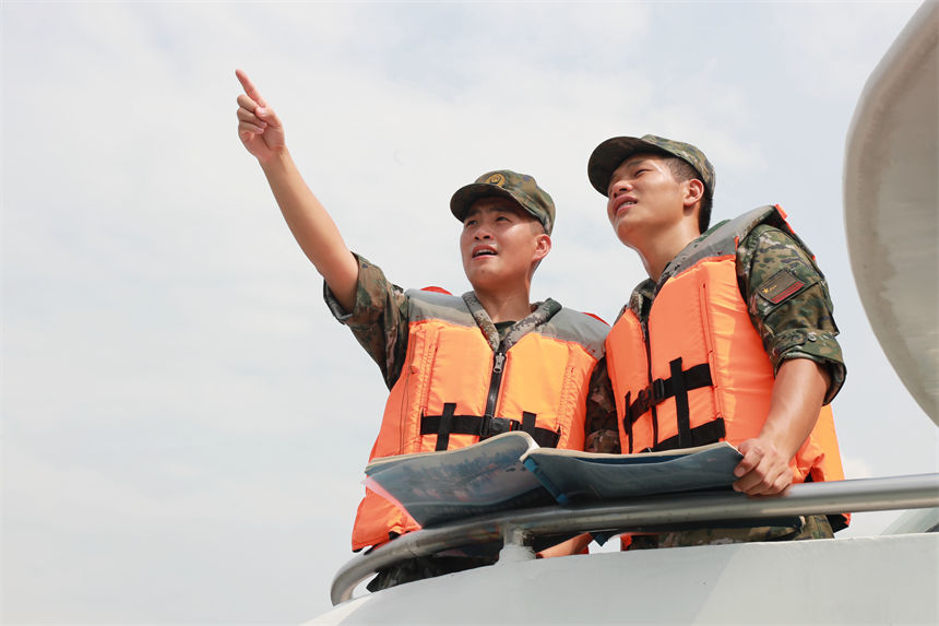 老兵為戰友講解航道情況。安宇梁攝