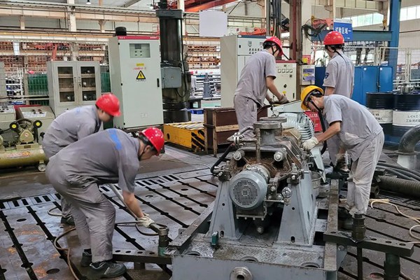 重泵公司及時向全體干部職工發出了“爭分奪秒搶生產，全力以赴保交付”的倡議，并召開專題部署會，動員“搶任務、保交付”。在車間生產現場，干部職工以實際行動搶抓先機，如火如荼搶抓生產，為完成9月任務乃至全年目標做出應有貢獻。重慶機電集團供圖