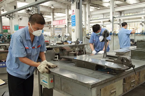 建安公司制造中心員工克服困難堅守崗位，圓滿完成了526C、533產品的生產目標。重慶機電集團供圖