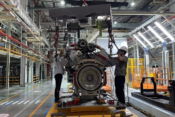 重慶康明斯全面復工首日，兩江基地大馬力19升、38/50升裝配線分別完成6臺和5臺生產任務，測試油漆整車線完成18臺生產任務，打響復工復產后的第一槍。重慶機電集團供圖