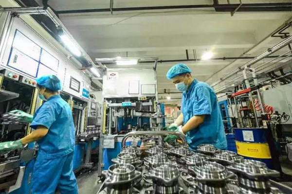 長軸公司按下“快進鍵”，成品二分廠裝配車間正全力趕制重點客戶產品，爭分奪秒保交付。重慶機電集團供圖