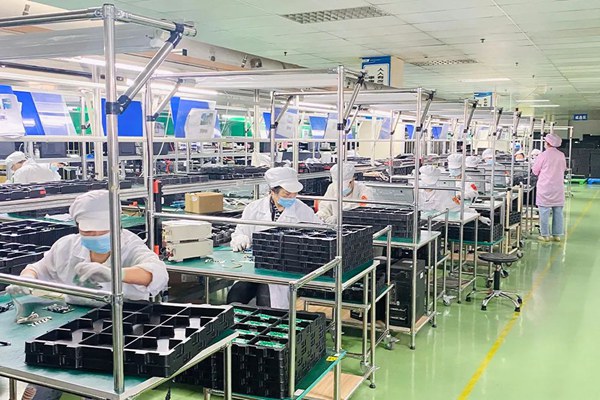 盟訊公司各條生產線開足馬力搶抓生產訂單，保質保量按期完成產品交付。重慶機電集團供圖