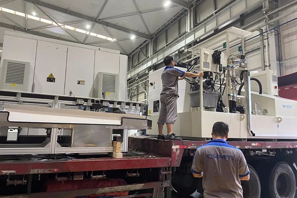 機床集團裝配分廠員工全力以赴趕制重慶諾特公司YS7232磨齒機緊急訂單，并將產品按期發貨。同時，為滿足客戶需求，高效完成安裝調試，裝配分廠員工任華鑫提前抵達用戶現場，以確保產品到達后第一時間進行收貨安裝。重慶機電集團供圖