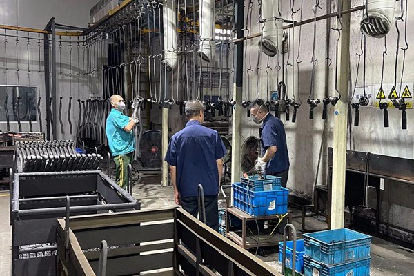 卡福公司全力趕制陜汽、重汽、長安等重點客戶產品訂單，奮力實現年度生產經營目標。重慶機電集團供圖