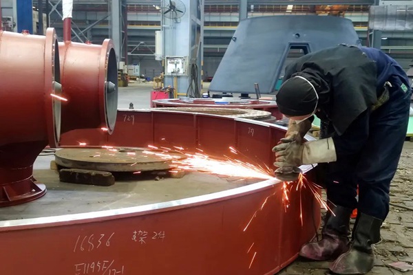 重水公司按下復工復產“快進鍵”，在保證安全生產的前提下，各車間一線員工加班加點趕進度、趕工期、保品質，整個廠房機器轟鳴，一派繁忙景象。重慶機電集團供圖