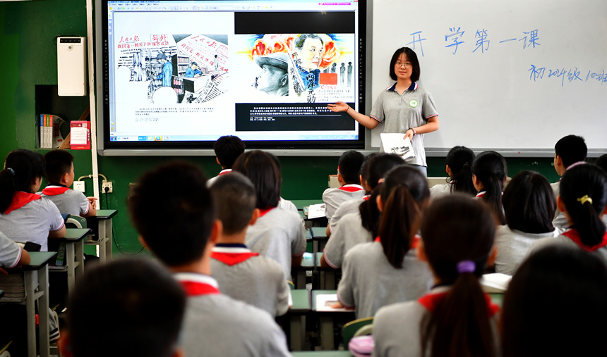 《紅色經典故事繪本》進課堂。周舸攝