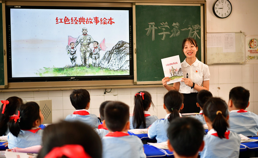 《紅色經典故事繪本》進課堂。周舸攝