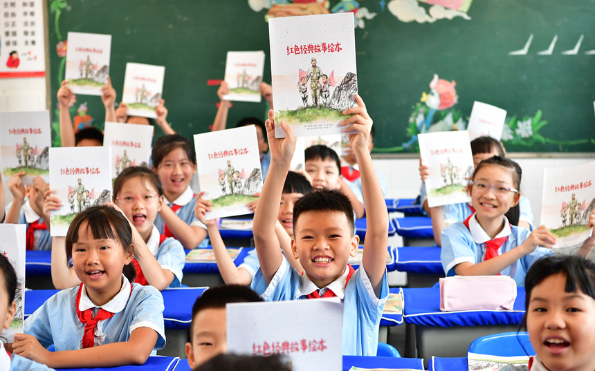 《紅色經典故事繪本》進課堂。周舸攝