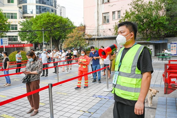 志愿者在工作中。