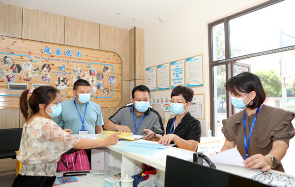 聯合執法人員在校外培訓機構檢查。陳仕川攝