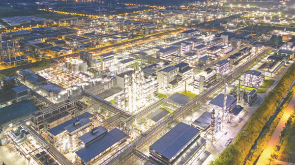 廣安經濟技術開發區新橋化工園區夜間生產景象。廣安市委宣傳部供圖