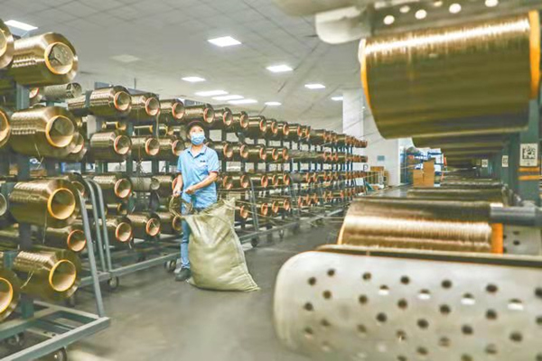 四川謙宜復合材料有限公司工人正在車間內趕制訂單。廣安市委宣傳部供圖