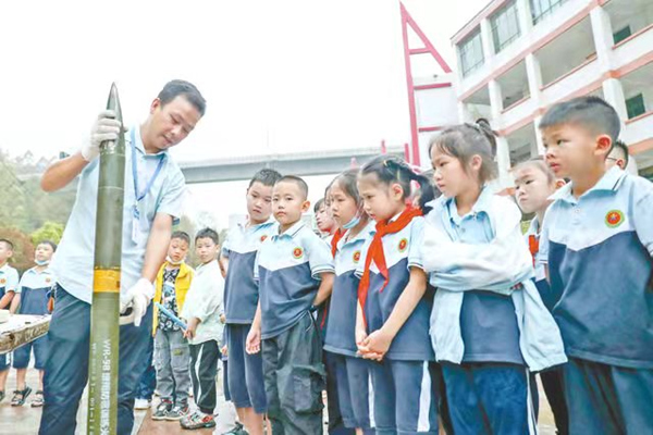 華鎣市氣象局講解人工增雨防雹火箭的作用。華鎣市融媒體中心供圖