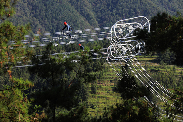 西電東送白浙線彭水段架線完成。廖唯攝