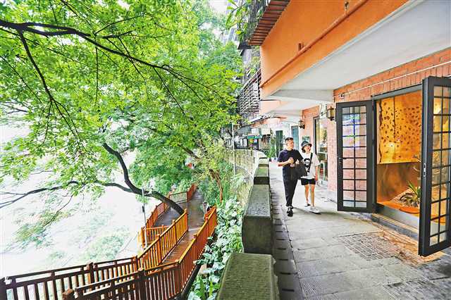 游客在渝中區戴家巷步道感受重慶“母城”獨特的街巷文化，領略都市慢生活。（攝于五月二十九日)　 記者 羅斌　攝\視覺重慶