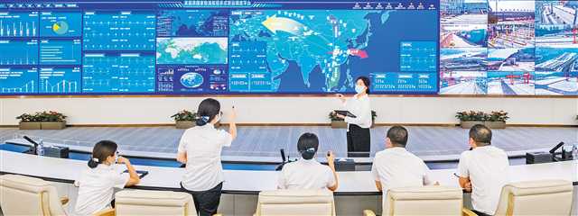 9月5日，果園港國家物流樞紐，多式聯運智慧運營中心的大屏上顯示著果園港全域重要場所運行情況。