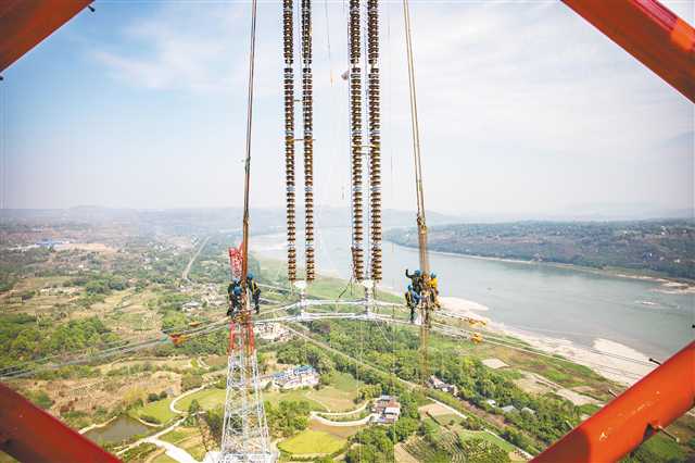 9月13日，工人在白鶴灘-浙江±800千伏特高壓直流輸電線路工程（重慶段）江津長江大跨越施工現場作業。新華社記者 黃偉 攝