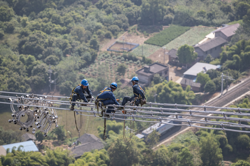 9月13日，在重慶市江津區白浙線長江大跨越施工現場，施工人員準備進行導線間隔棒安裝。黃偉攝