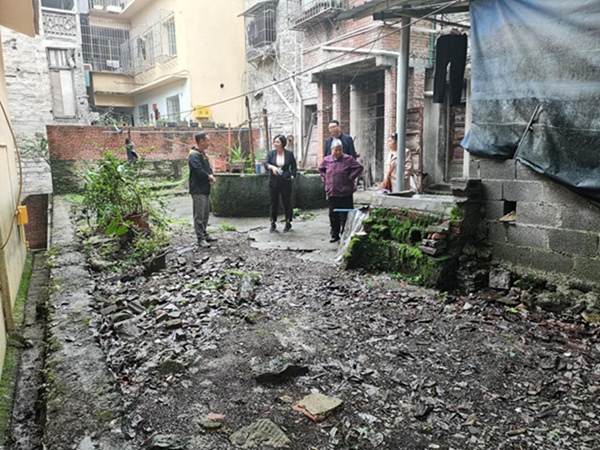 姜家鎮黨委書記刁維娜開展馬路辦公。姜家鎮供圖