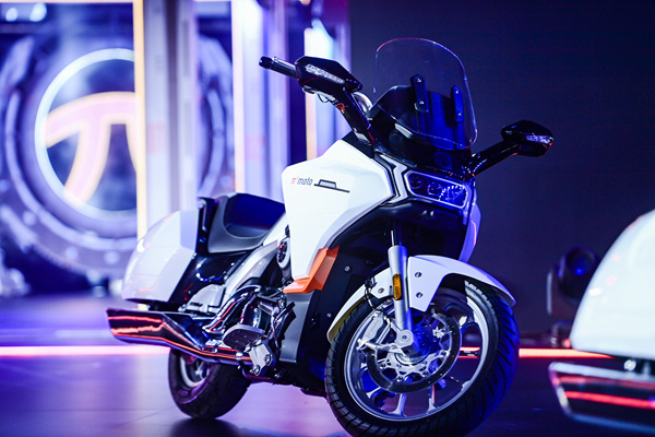 現場發布的新品機車。力帆科技供圖