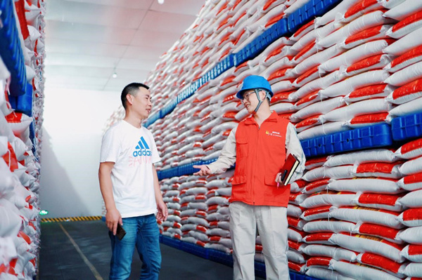 國網重慶電力員工在大足區儲備糧有限公司檢查用電設備并了解用電需求。王非凡攝