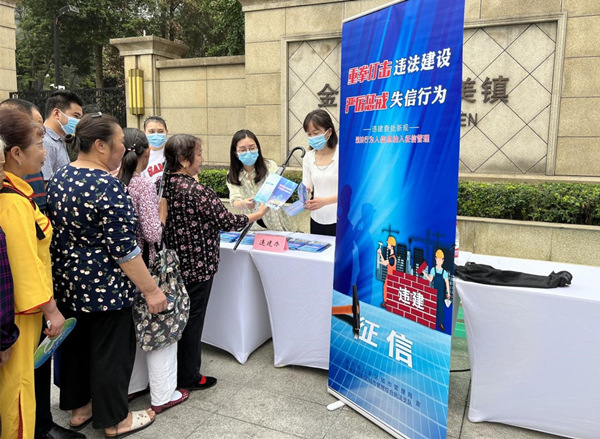 工作人員現場收集居民意見，解答居民疑問。人和街道供圖