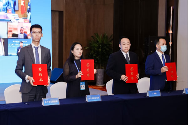 大龍網集團董事長馮劍峰現場參與簽約。大龍網供圖