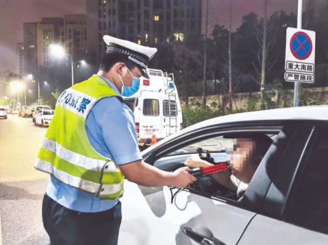 高新區交巡警支隊勤務二大隊的民警夜查酒駕。
