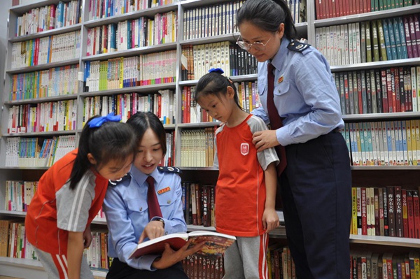 城口縣稅務人員給小朋友們講解“九一八”事變經過，播撒愛國主義種子。劉宗娟攝