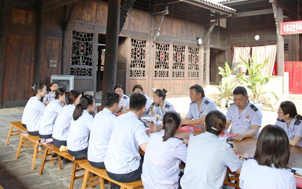 豐都縣稅務局在該縣愛國主義教育基地上專題黨課。張凌云攝