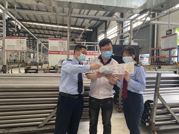 榮昌區稅務人員走訪重慶維創汽車配件有限公司生產車間，向企業宣傳緩稅政策。?文明燕攝