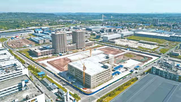 華鎣市電子信息產業園四期（二標段）項目建設現場。廣安市委宣傳部供圖