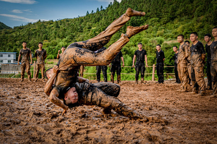 重慶特警2022年水陸兩棲專訓現場。