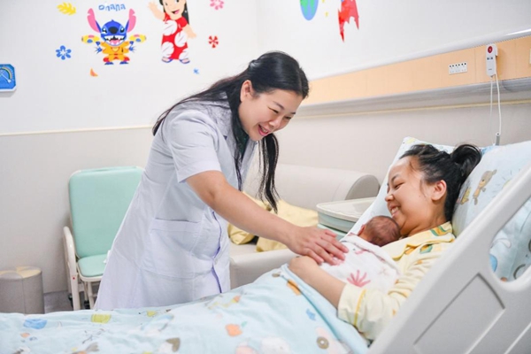 新生兒科副主任韋紅教授床旁查看和指導。鄒樂攝