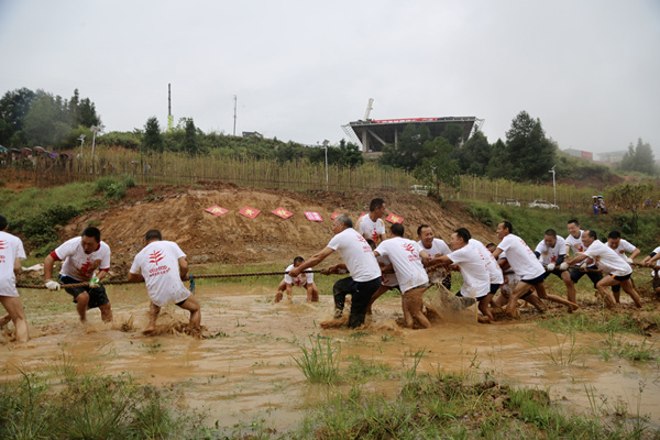 魚塘拔河。楊孝永攝