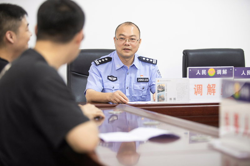 周和理在調解群眾糾紛。重慶市公安局供圖