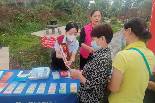 為公眾普及金融知識。漢口銀行重慶分行供圖