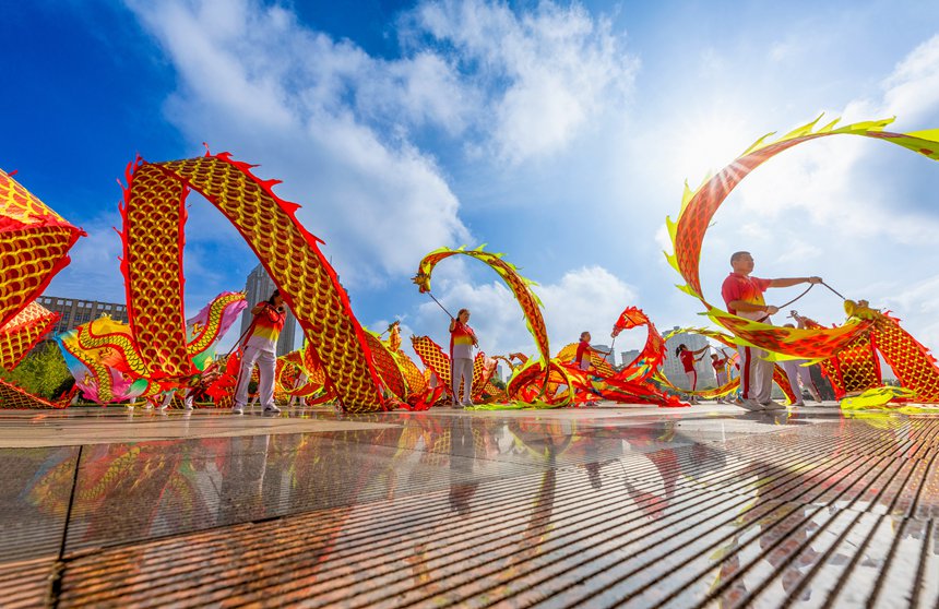 人們在南川區市民廣場舞龍健身。瞿明斌攝