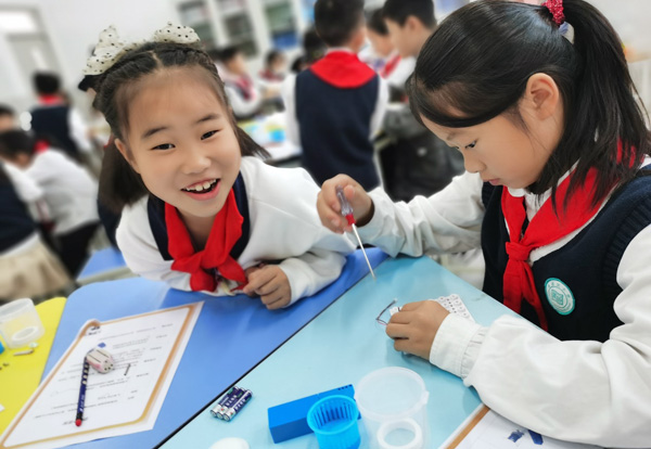 學生對實驗課興趣很濃。大足區高新區小學供圖